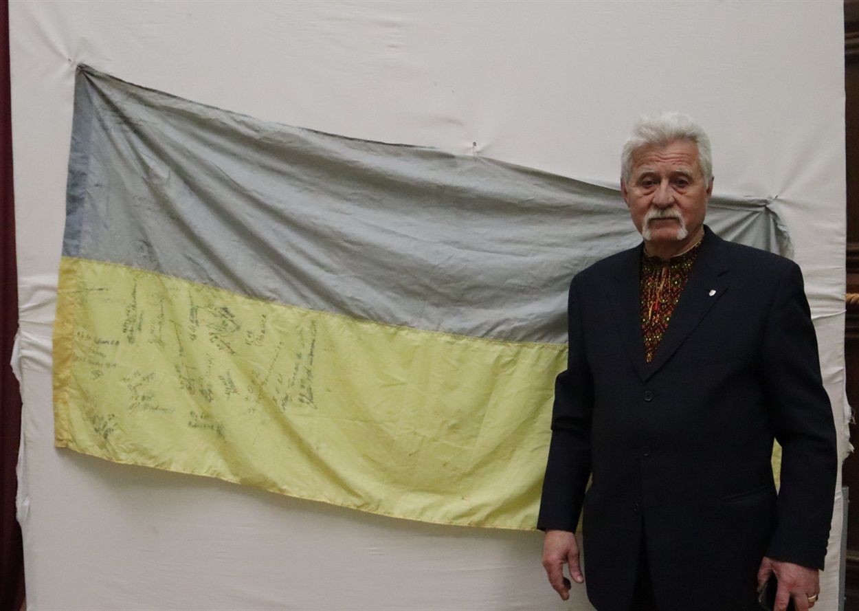 Мирослав Глубіш на фоні українського стяга, який вивісили на вежі ратуші у 1990 році