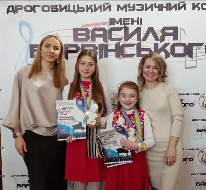 Віолета Качмар та Софія Чуфрид з викладачкою викладач Оксаною Михайлишин