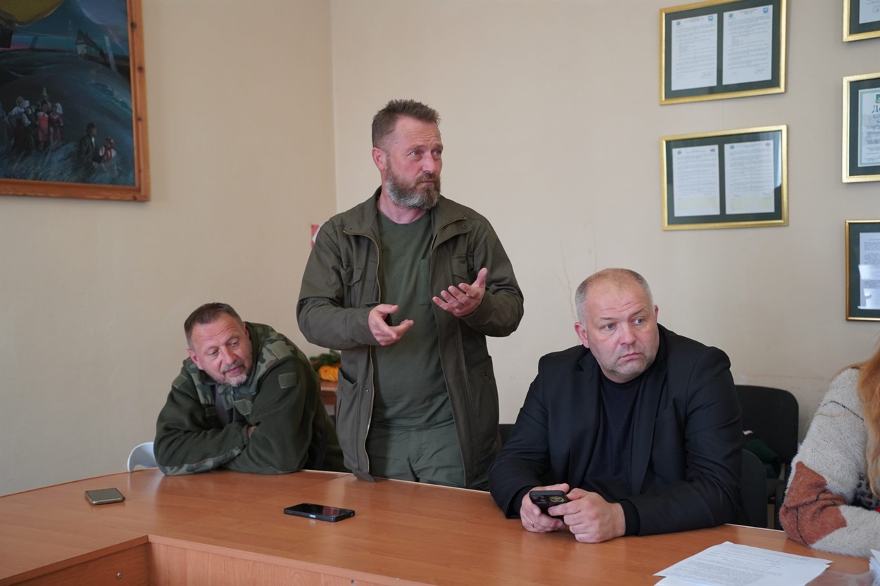 військові