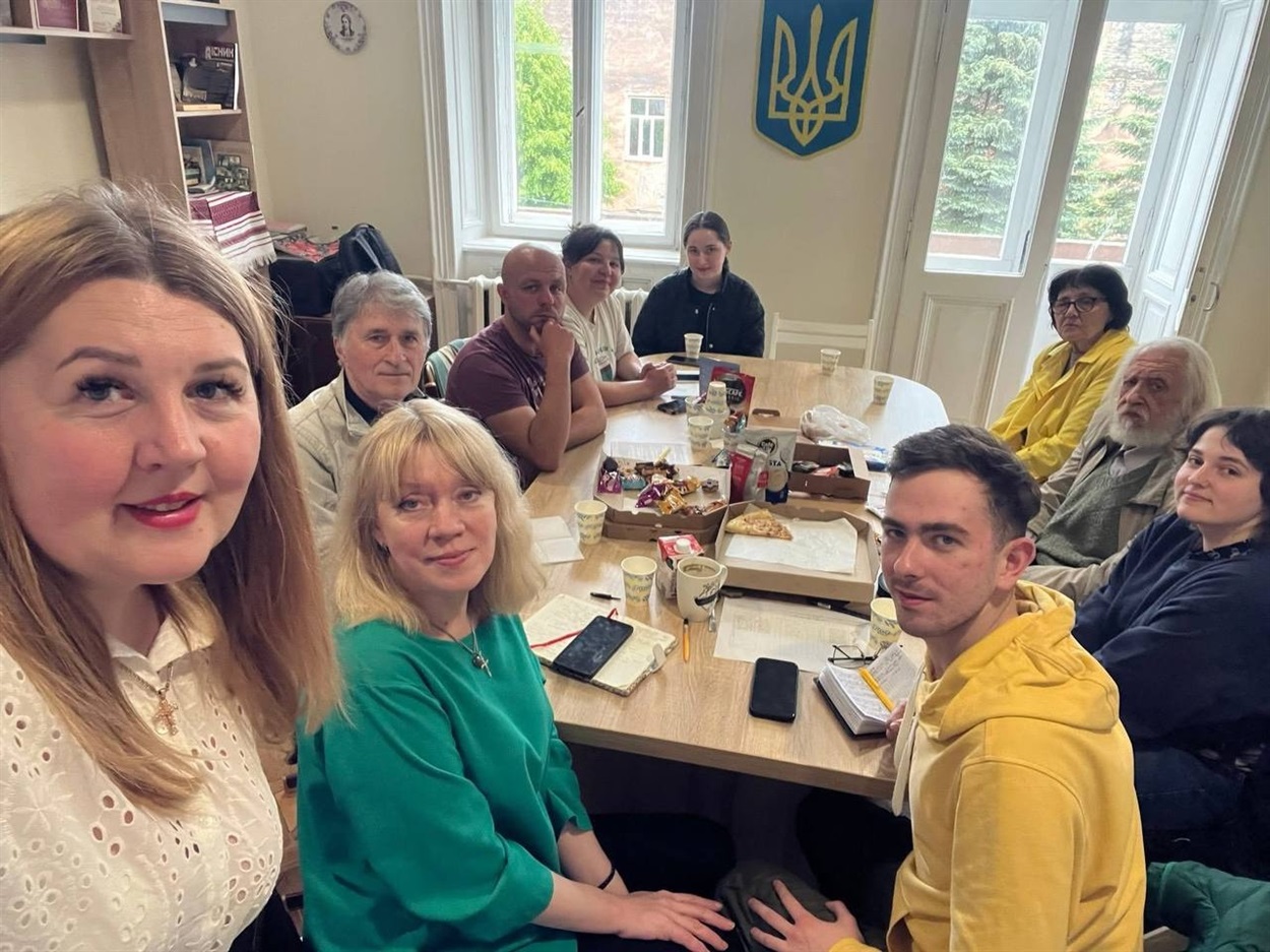 На зустрічі кіноклубу приходить понад 10 учасників