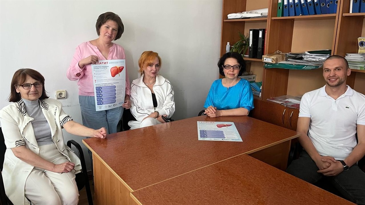 Леся Янківська (зліва) та учасники круглого столу щодо небезпеки гепатитів