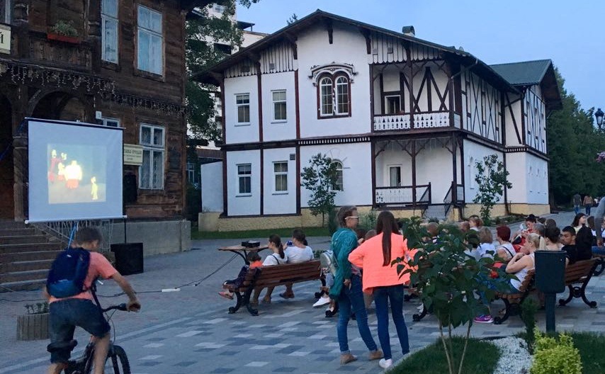 Вечірній кінопоказ у Трускавці