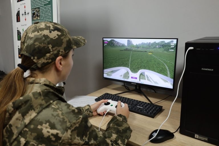 Учні навчаються керувати дронами: у Бориславі відкрили осередок Захисту України