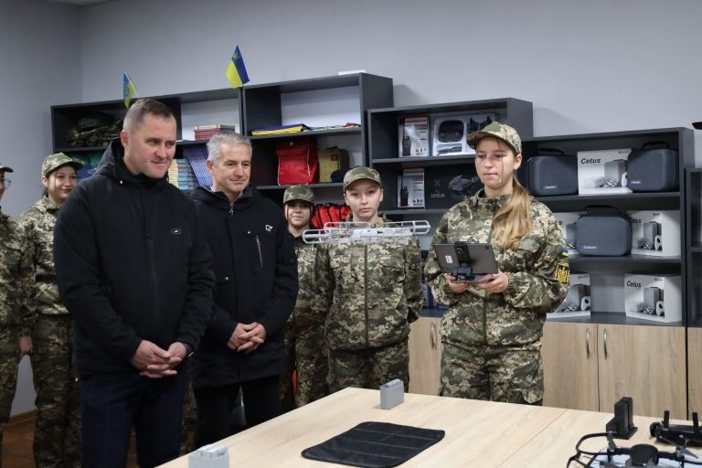 Учні навчаються керувати дронами: у Бориславі відкрили осередок Захисту України