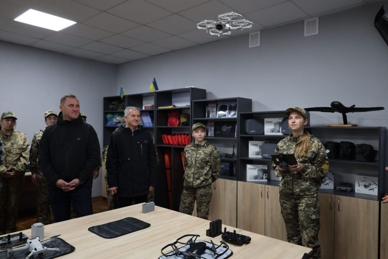 Учні навчаються керувати дронами: у Бориславі відкрили осередок Захисту України