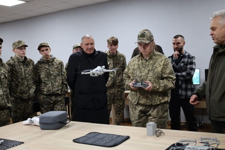 Учні навчаються керувати дронами: у Бориславі відкрили осередок Захисту України