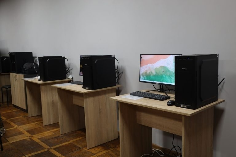 Учні навчаються керувати дронами: у Бориславі відкрили осередок Захисту України