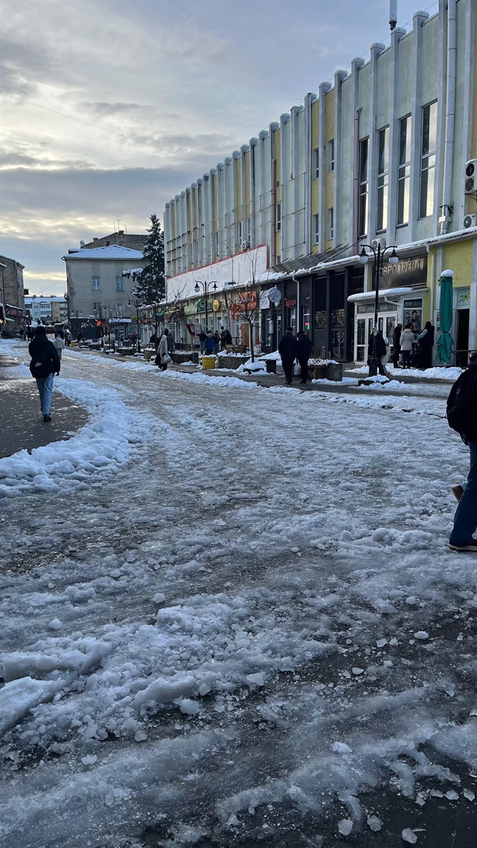 Дрогобич після першого снігу: яка ситуація на дорогах і тротуарах міста
