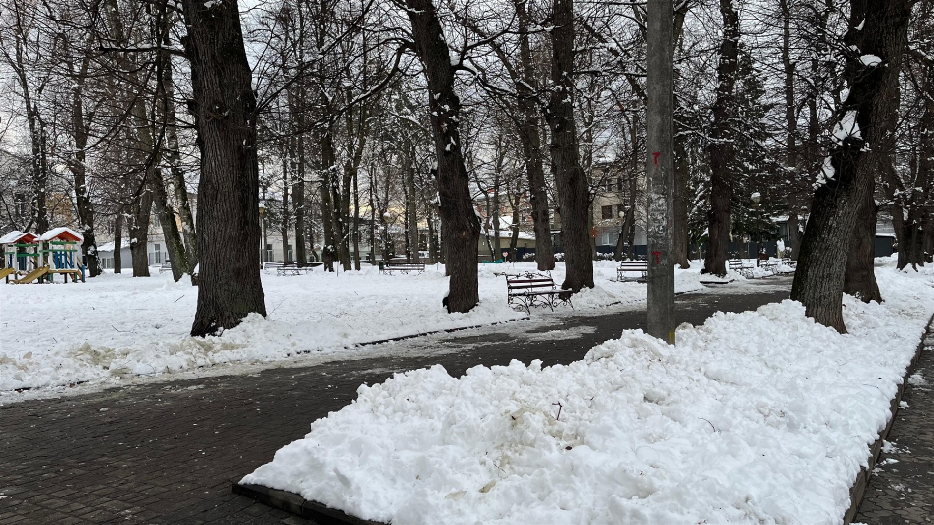 Дрогобич після першого снігу: яка ситуація на дорогах і тротуарах міста