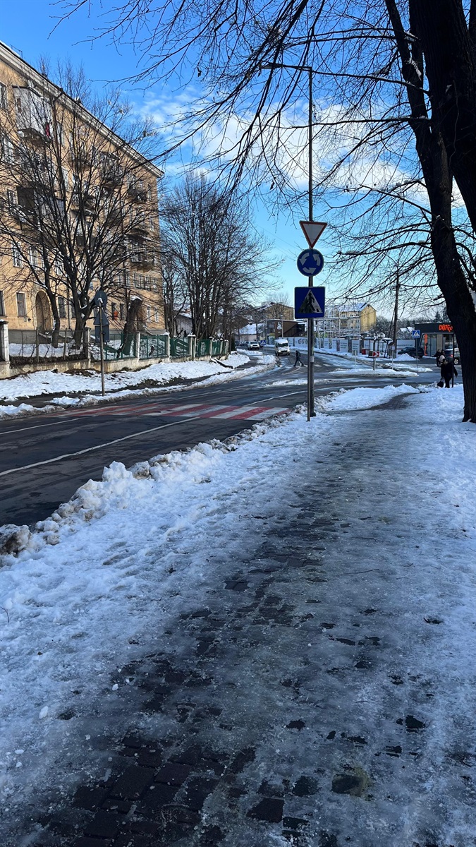 Дрогобич після першого снігу: яка ситуація на дорогах і тротуарах міста