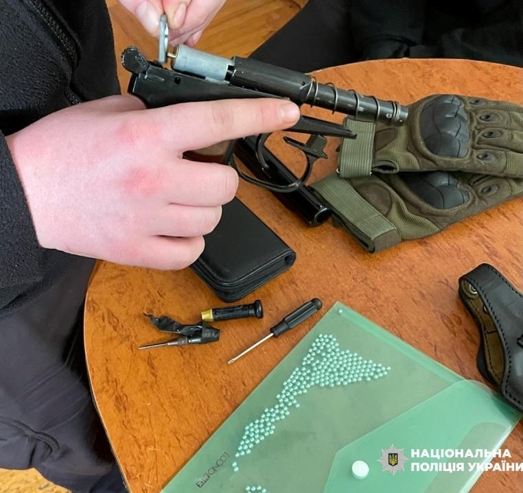 У Трускавці поліціянтка вилучила у десятикласника пневматичний пістолет