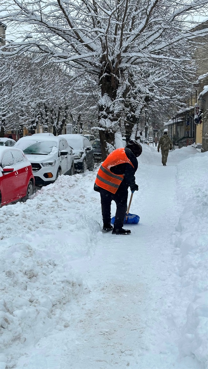 Як Дрогобич долає наслідки снігопаду: репортаж з вулиць міста