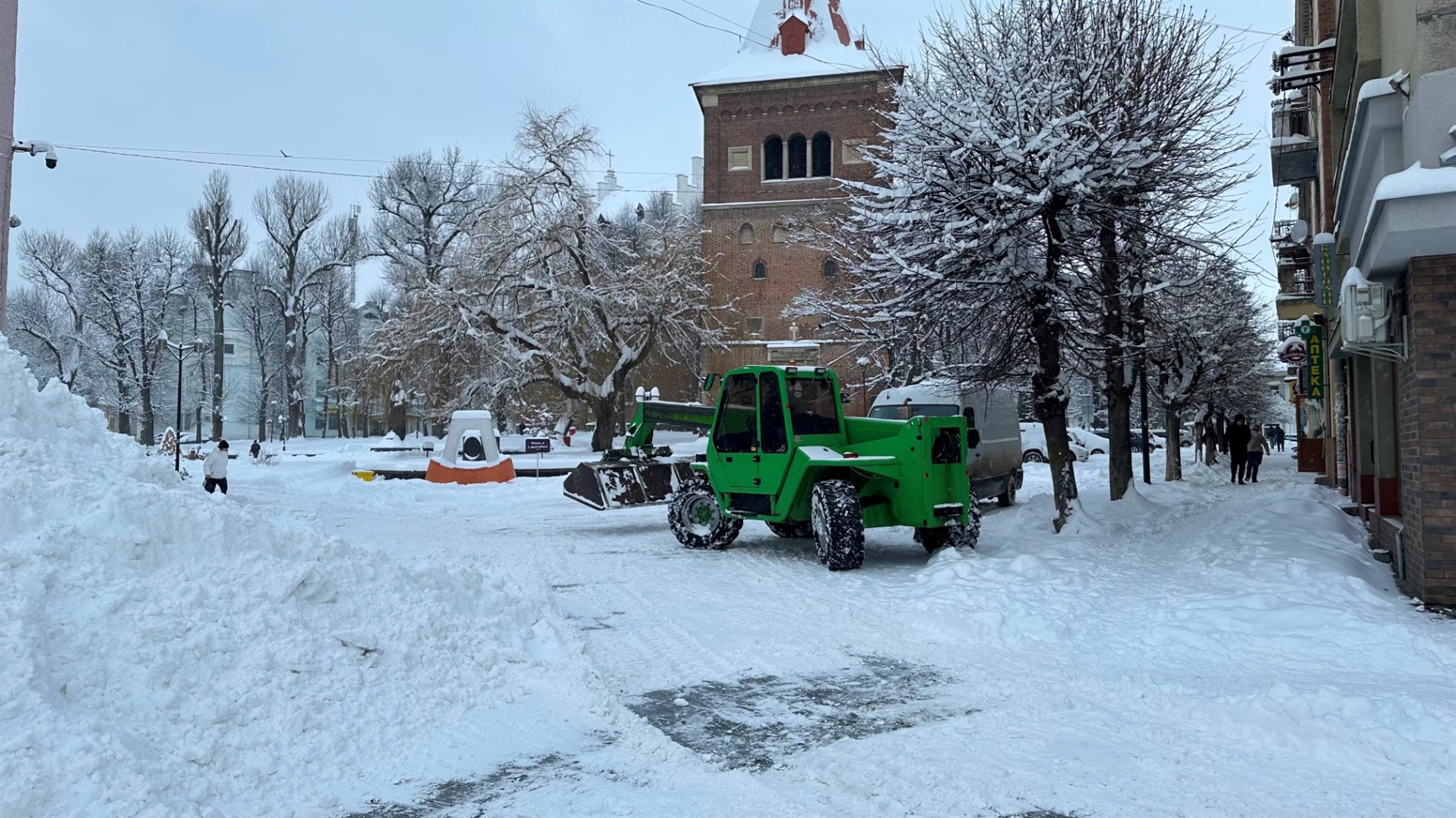 Як Дрогобич долає наслідки снігопаду: репортаж з вулиць міста