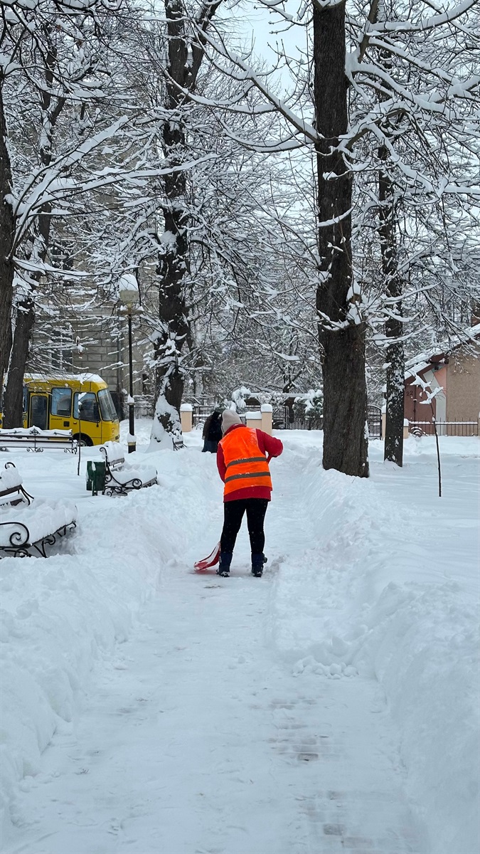 Як Дрогобич долає наслідки снігопаду: репортаж з вулиць міста