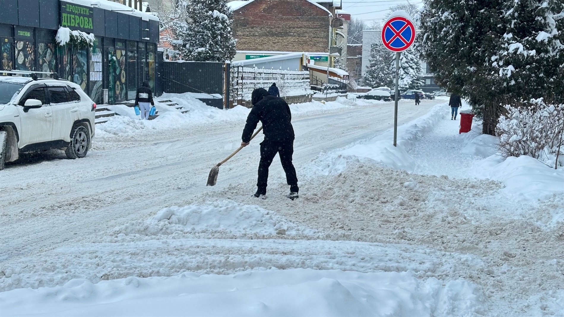 Як Дрогобич долає наслідки снігопаду: репортаж з вулиць міста