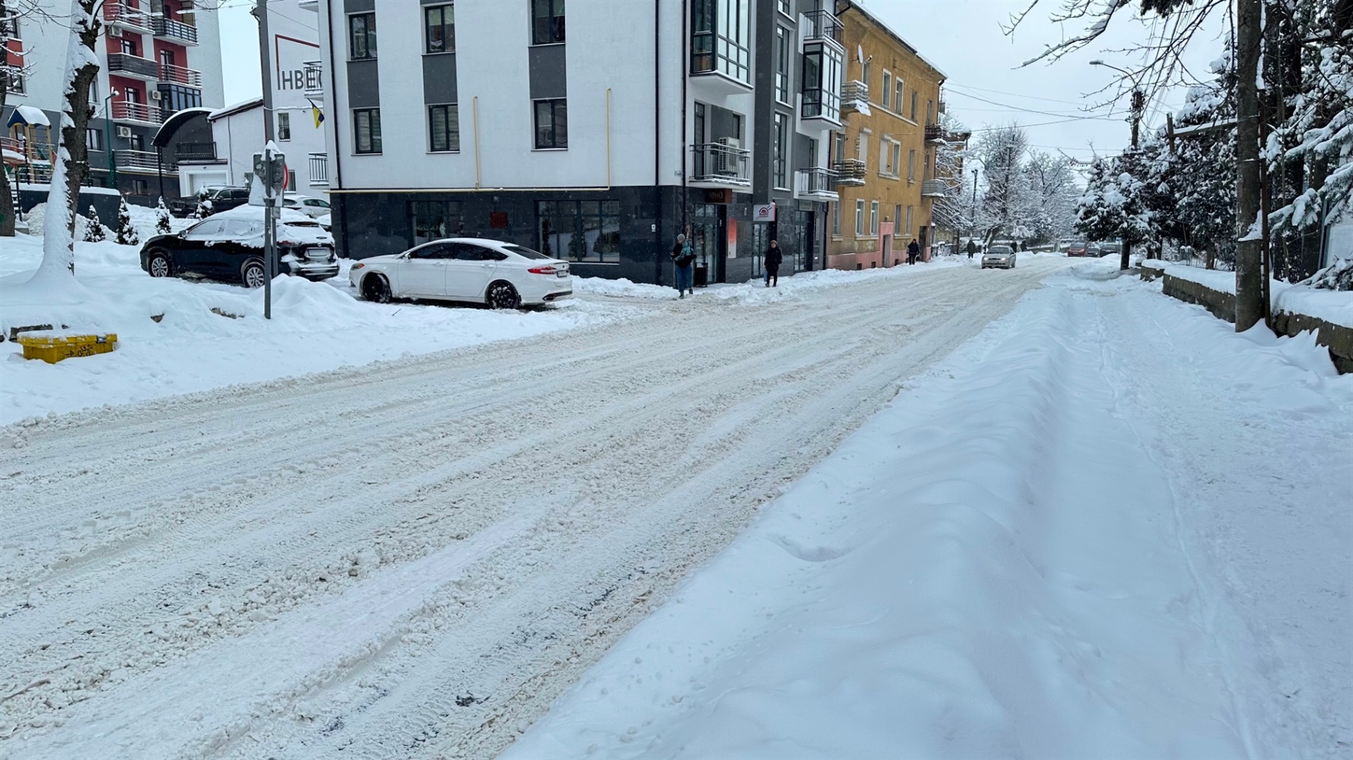 Як Дрогобич долає наслідки снігопаду: репортаж з вулиць міста