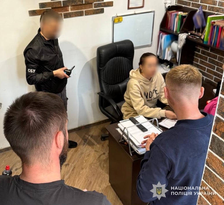 Адвокатці з Трускавця і посадовцю з Дрогобиччини загрожує до 5 років тюрми за хабар у 6700 доларів