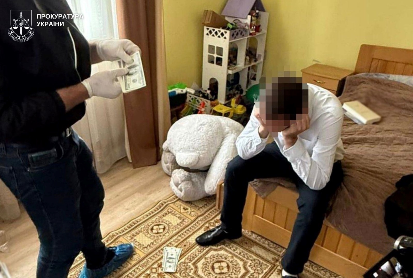 Адвокатці з Трускавця і посадовцю з Дрогобиччини загрожує до 5 років тюрми за хабар у 6700 доларів