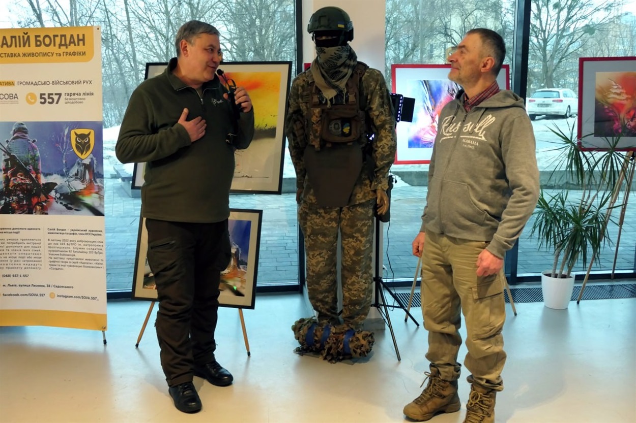 чоловіки на виставці