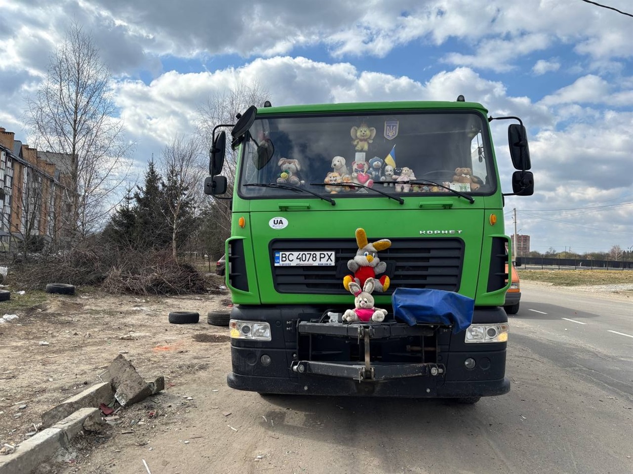 машина з іграшками