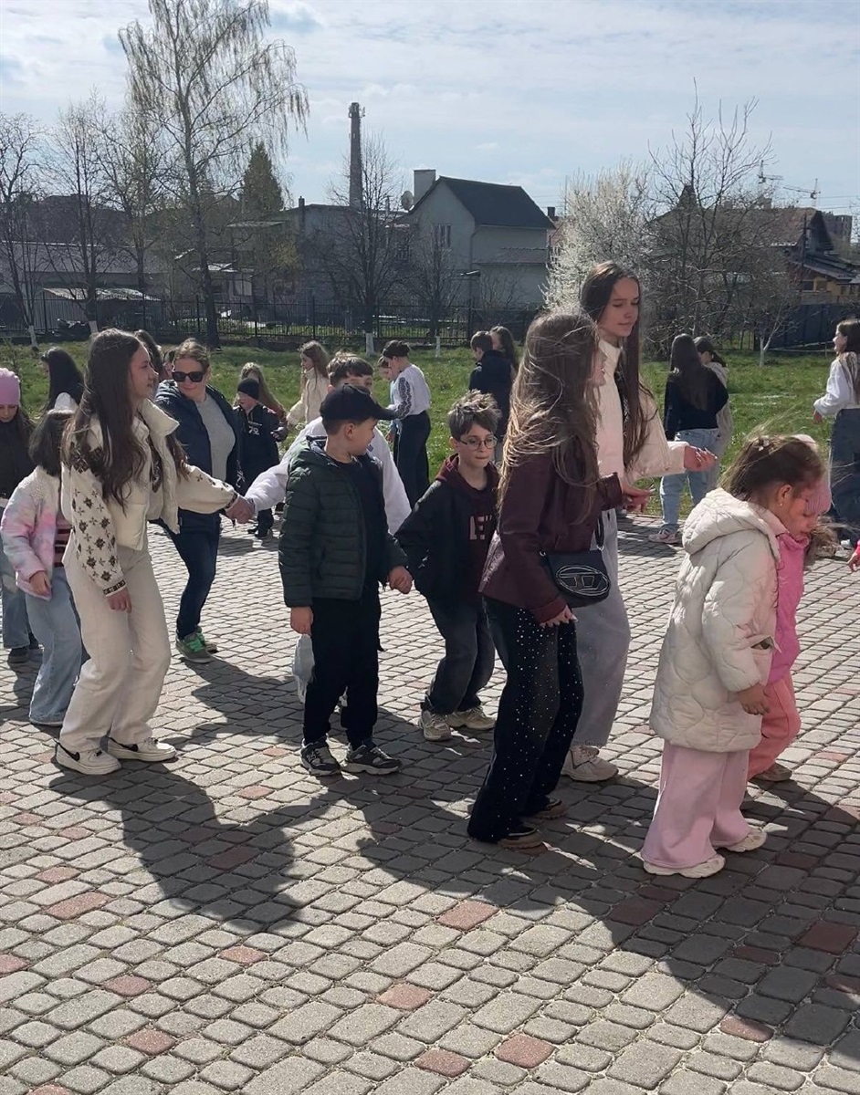 Як у Дрогобичі водили гаївки: добірка фото з храмів міста