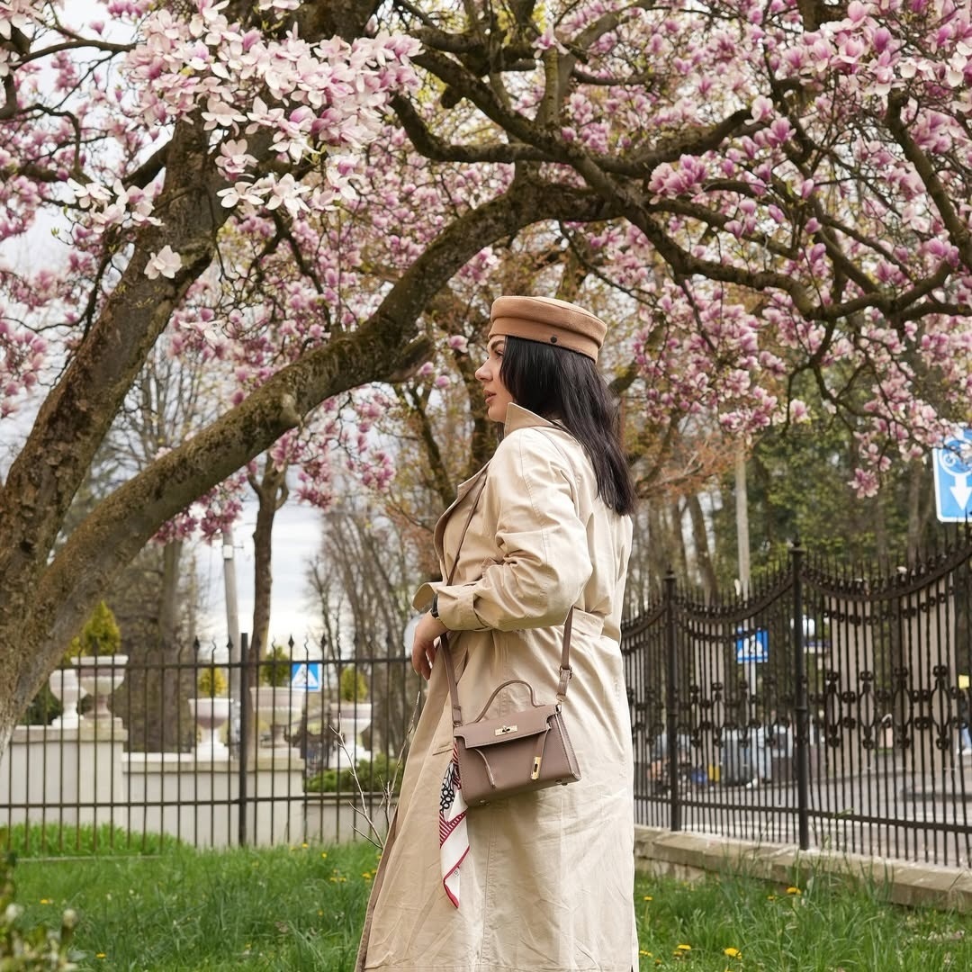 дівчина біля магнолії