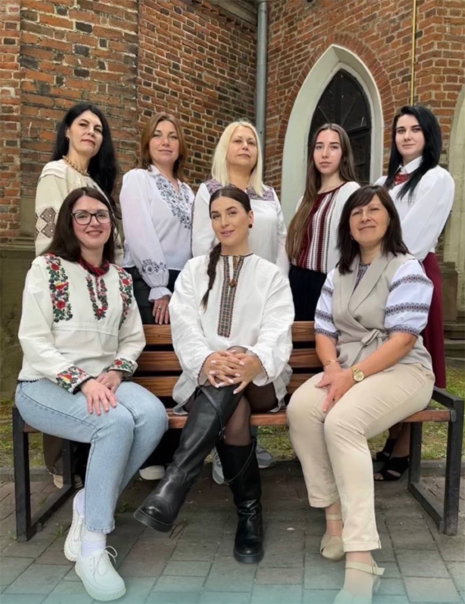 Команда Центру життєстійкості у вишиванках