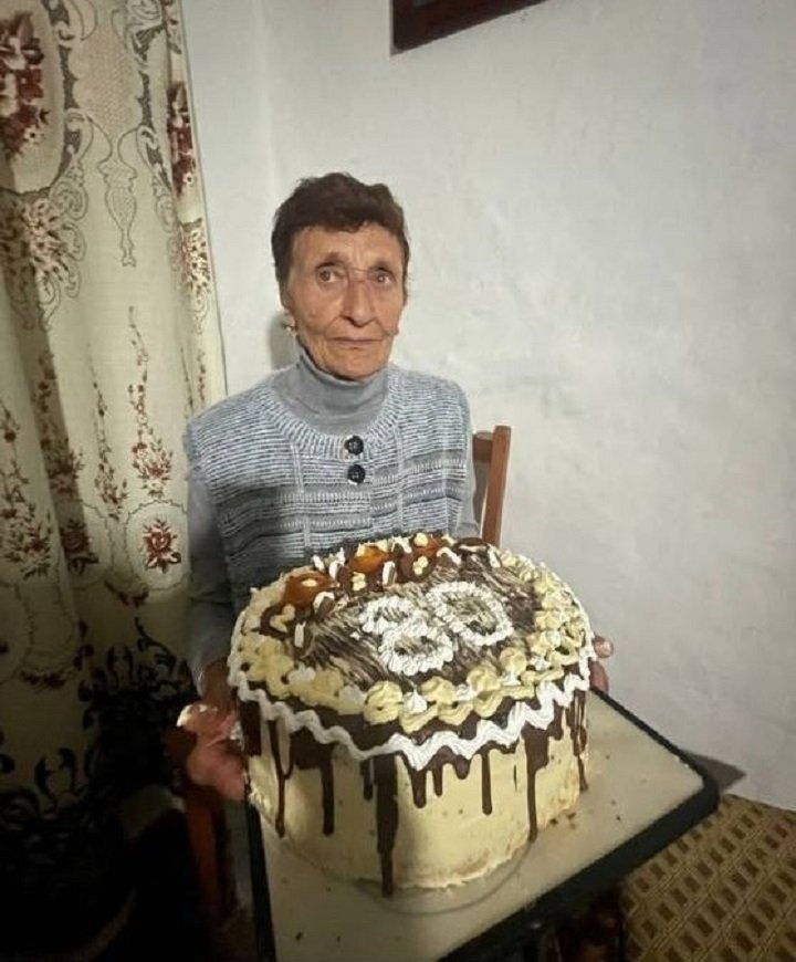 жінка з тортом