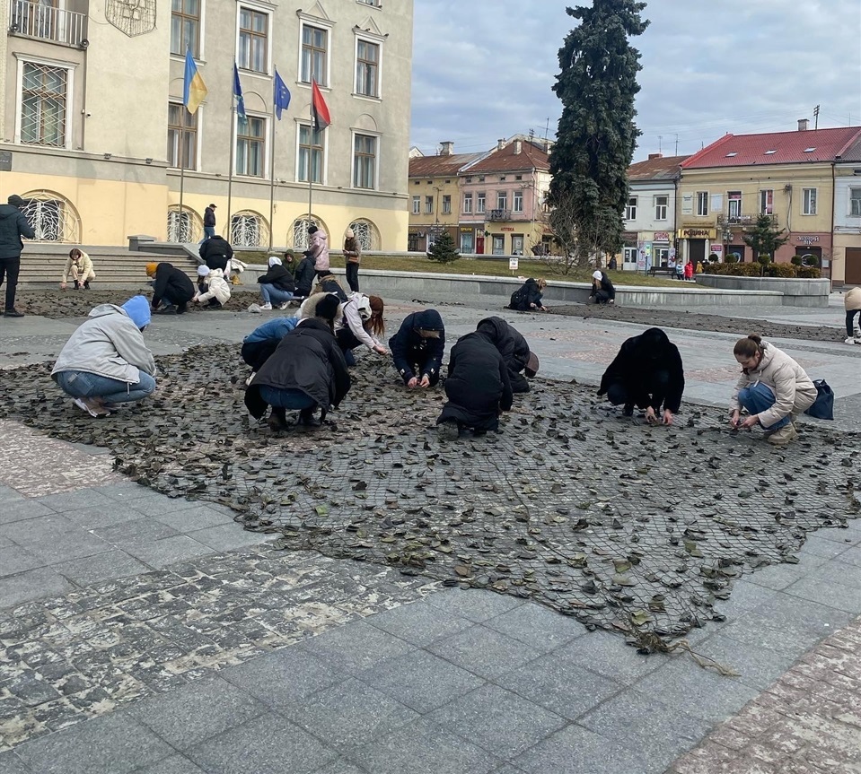 Дрогобичани плетуть маскувальні сітки 